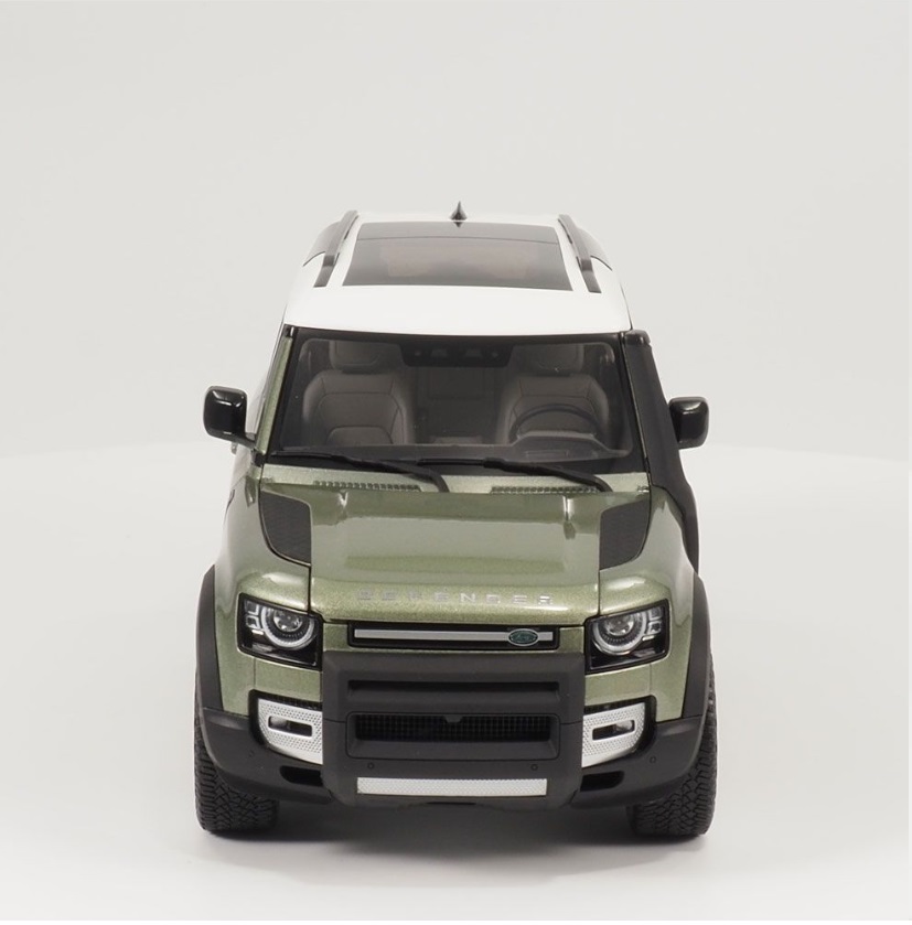 Picture of Land Rover Defender 90 Model 1:18 Scale in Green