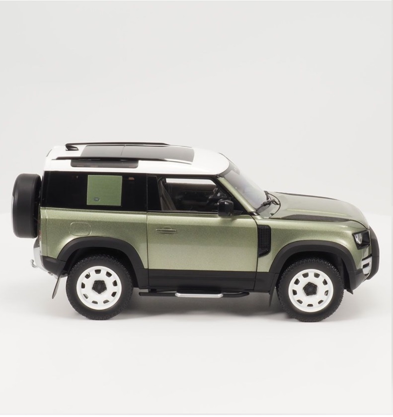 Picture of Land Rover Defender 90 Model 1:18 Scale in Green